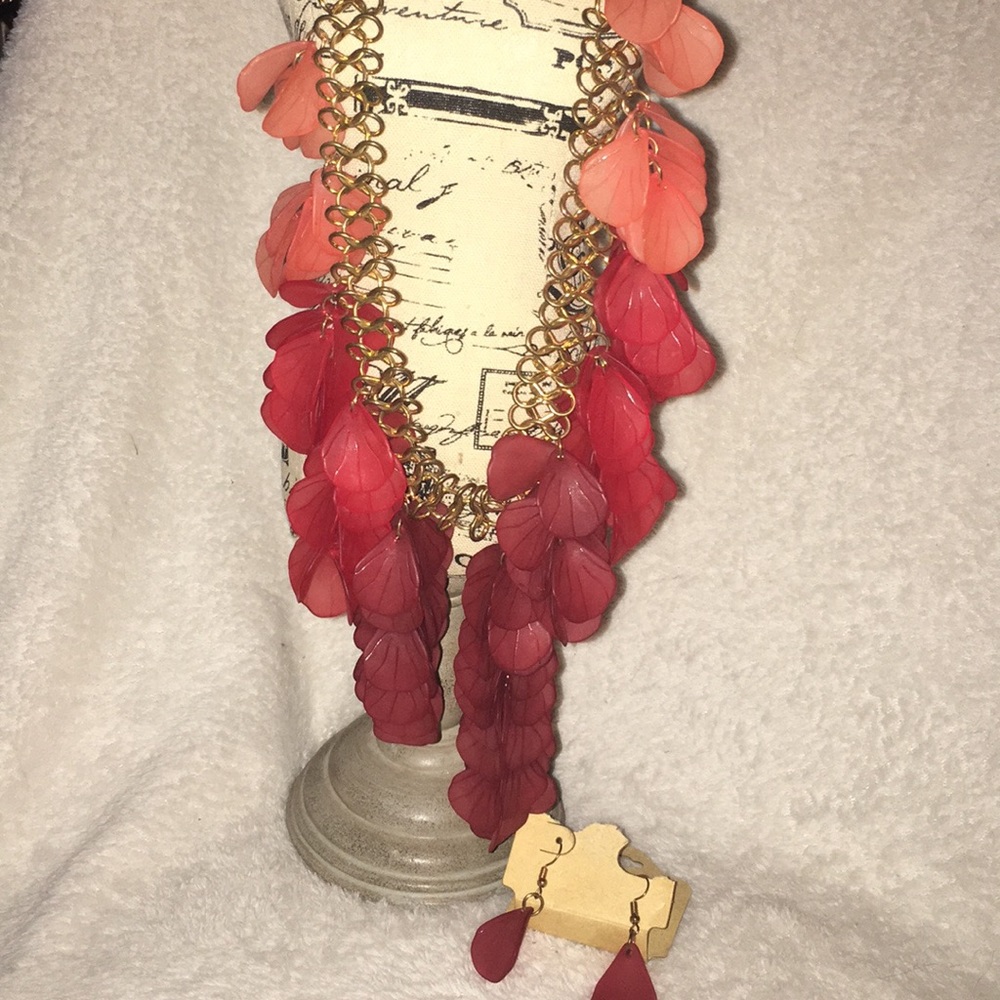 Beautiful red and coral necklace and earrings. Vintage